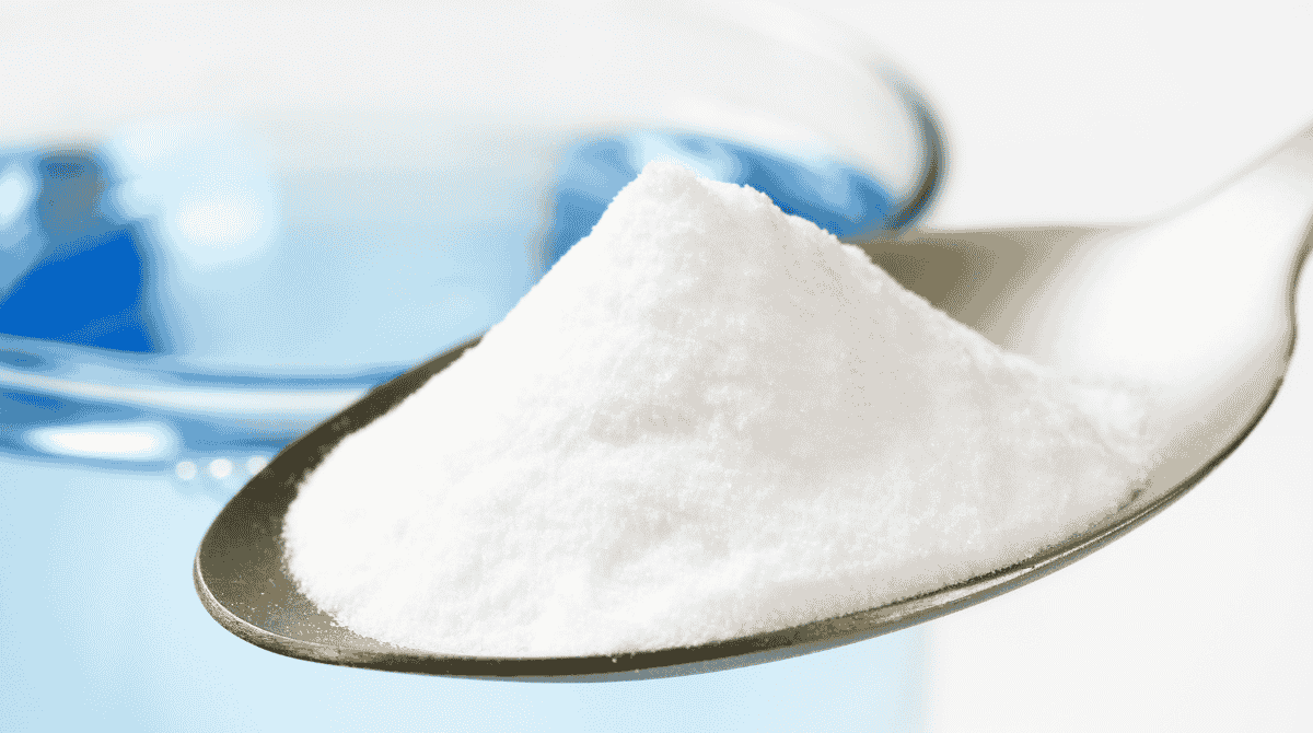 Acqua e bicarbonato: benefici reali, rischi ignorati e perché tutti ne parlano ancora Il rimedio della nonna che resiste a tutto C’è qualcosa di affascinante nei rimedi che attraversano le generazioni senza mai scomparire. L’acqua e bicarbonato è uno di questi. Non importa da dove vieni, quanti anni hai o quanta tecnologia ti circonda: prima o poi qualcuno ti dirà che una puntina di bicarbonato sciolta in un bicchiere d’acqua può risolvere problemi che vanno dallo stomaco pesante alle notti insonni. A volte sembra quasi una formula magica, un gesto che mescola scienza, tradizione e un pizzico di nostalgia. Io ricordo perfettamente la prima volta in cui qualcuno mi suggerì questo rimedio. Era una situazione di malessere banale, un fastidio che oggi risolveresti con un farmaco da banco. E invece quella persona, con una calma antica, mi porse un bicchiere con quella polvere bianca sospesa a metà. Non sapevo se fidarmi. Ma lo feci. E in quel momento ho capito perché un rimedio così semplice fosse sopravvissuto nel tempo: non per magia, ma per un senso primordiale di sollievo. Oggi viviamo circondati da prodotti, integratori, consigli contrastanti. E nel mezzo di questo caos, l’acqua e bicarbonato continua a tornare, come un ritorno alle origini. Ma funziona davvero? Fa bene a tutti? E soprattutto, perché continua a esercitare questo fascino quasi romantico? Il bicarbonato è un alleato potente, ma non innocuo Il bicarbonato di sodio non è una sostanza misteriosa. È un composto che conosciamo bene, presente in molte preparazioni, dalla cucina alla pulizia della casa. Ma quando lo mettiamo nell’acqua e lo beviamo, accade qualcosa di interessante: entriamo in un gioco chimico che sembra semplice ma che il nostro corpo prende molto sul serio. Molti lo usano per ridurre l’acidità di stomaco. E funziona davvero. Il bicarbonato reagisce con l’acido cloridrico, quello che il nostro stomaco produce per digerire. La reazione neutralizza parte dell’acidità e crea una sensazione di sollievo quasi immediata. È una reazione reale, visibile, misurabile. Non è il classico rimedio “di sensazione”. È chimica pura. Ma la chimica non è mai neutrale. Ogni reazione ha un effetto positivo e uno collaterale. Ridurre l’acidità troppo spesso può creare un circolo vizioso che lo stomaco non tollera bene. Il corpo cerca equilibrio, non scorciatoie. E quando questo equilibrio viene alterato, anche un rimedio semplice come l’acqua e bicarbonato può diventare un problema. Il beneficio immediato spesso nasconde ciò che accade dopo Molte persone bevono acqua e bicarbonato quando hanno bruciore di stomaco o una sensazione di pesantezza dopo un pasto abbondante. Il sollievo arriva, questo è vero. Ma non racconta tutta la storia. Perché quando lo stomaco sente che stiamo neutralizzando il suo acido, può reagire producendo ancora più acido nelle ore successive. Una sorta di rimbalzo, un contro-effetto che a volte peggiora il problema. È un meccanismo biologico che ho visto succedere tante volte, quasi come un avvertimento nascosto. Il corpo non vuole essere ingannato. Se togli l’acidità troppo velocemente, lui prova a ripristinarla. E questo è il lato che nessuno racconta quando parla di acqua e bicarbonato come se fosse una pozione miracolosa. Per questo molti medici dicono che può andare bene usarlo in casi occasionali, ma non deve diventare un’abitudine. L’effetto immediato è piacevole. L’effetto a lungo termine può diventare un circolo da cui si fatica a uscire. Un altro motivo per cui piace così tanto: la sensazione di “pulizia interna” Molte persone raccontano di provare una sensazione di leggerezza dopo aver bevuto acqua e bicarbonato. Non è un’impressione astratta. È una reazione reale. Il bicarbonato, quando si scioglie, altera il pH della miscela che ingeriamo. E questa alterazione, anche se leggera, produce una sensazione di freschezza, come se tutto si riorganizzasse lentamente dentro di noi. Non è un effetto purificante nel senso letterale. Non stiamo ripulendo nulla. Ma il cervello traduce quella sensazione come un reset. Una piccola tregua. E questo ha un valore psicologico enorme. A volte non abbiamo bisogno di soluzioni rivoluzionarie. Abbiamo bisogno di un gesto rassicurante. Di una sensazione di ordine. L’acqua e bicarbonato offre proprio questo: un momento di tregua che sembra dire che il corpo può ricominciare. C’è un equivoco enorme sul suo effetto “dimagrante” Negli ultimi anni molti hanno iniziato a bere acqua e bicarbonato convinti che aiuti a dimagrire. Alcuni lo vedono come un acceleratore del metabolismo. Altri come un modo per “sciogliere” il grasso. Altri ancora come un aiuto per migliorare la digestione e quindi perdere peso più facilmente. La verità è molto più sobria. Il bicarbonato non fa dimagrire. Non brucia grassi. Non accelera il metabolismo. Può migliorare temporaneamente la digestione in alcune persone e può dare una sensazione di stomaco più leggero, ma il peso non cambia per magia. Chi racconta storie miracolose sta scambiando una percezione momentanea per un risultato reale. Il dimagrimento è un processo complesso che coinvolge ormoni, movimento, alimentazione, stress, sonno, emozioni. Non c’è una sostanza singola capace di cambiare tutto questo. L’acqua e bicarbonato può aiutare a migliorare una giornata storta, ma non può riscrivere la fisiologia del corpo umano. Il problema più sottovalutato: il sodio Il bicarbonato di sodio contiene sodio. Non poco. E il sodio, quando accumulato, può creare problemi seri. Pressione alta, ritenzione idrica, gonfiore. Chi soffre di queste condizioni dovrebbe evitare di usarlo come rimedio frequente. È un dettaglio che molti ignorano, forse perché il bicarbonato è percepito come un prodotto naturale, quasi innocuo. Ma naturale non significa privo di rischi. Il corpo non distingue tra il sodio del sale e il sodio del bicarbonato. Li considera esattamente allo stesso modo. E quando sono troppi, reagisce sempre allo stesso modo: trattenendo acqua, alzando la pressione, aumentando il carico per i reni. Io ho visto persone convinte di fare un gesto sano mentre stavano inconsapevolmente peggiorando i loro sintomi. Non perché siano irresponsabili, ma perché il bicarbonato ha questa aura di semplicità che induce a sottovalutarlo. Quando invece può essere davvero utile Nonostante tutto, l’acqua e bicarbonato rimane un rimedio che ha la sua logica. Funziona bene in situazioni sporadiche di iperacidità. Può dare sollievo immediato quando lo stomaco è contratto o irritato da un pasto pesante. Può aiutare a mitigare la sensazione di nausea lieve. Può persino alleviare quella sensazione di corpo “saturo” che a volte ci accompagna dopo giornate emotivamente pesanti. È un rimedio che non vuole sostituire i farmaci e non deve essere usato come trattamento quotidiano. È una soluzione temporanea, un po’ come aprire una finestra per far entrare aria fresca. Non risolve il problema alla radice, ma offre un momento di tregua. Il segreto è sempre la moderazione La differenza tra beneficio e problema sta nella frequenza. Un bicchiere ogni tanto è un gesto innocuo. Farlo ogni giorno è un gesto potenzialmente rischioso. È qui che molte persone sbagliano. Trasformano un rimedio occasionale in un’abitudine. E quando un’abitudine coinvolge il pH dello stomaco, la pressione arteriosa e la produzione di acidi, il corpo inizia a protestare. La moderazione non è noiosa. È la forma più intelligente di prevenzione. E il bicarbonato, più di altri rimedi, chiede moderazione perché lavora su equilibri delicati. È come se dicesse: “Io posso aiutarti, ma tu devi aiutare me”. Un patto semplice che funziona solo se non si forza la mano. In conclusione, acqua e bicarbonato non è né miracolo né pericolo assoluto È un rimedio antico, utile, familiare. Un rimedio che può regalare sollievo, ma che non può essere caricato di aspettative impossibili. Non è una cura dimagrante. Non è una terapia. Non è una soluzione ai problemi profondi del nostro corpo. È un gesto semplice che può aiutare nei momenti giusti. E può danneggiare nei momenti sbagliati. Acqua e bicarbonato: benefici reali, rischi ignorati e perché tutti ne parlano ancora