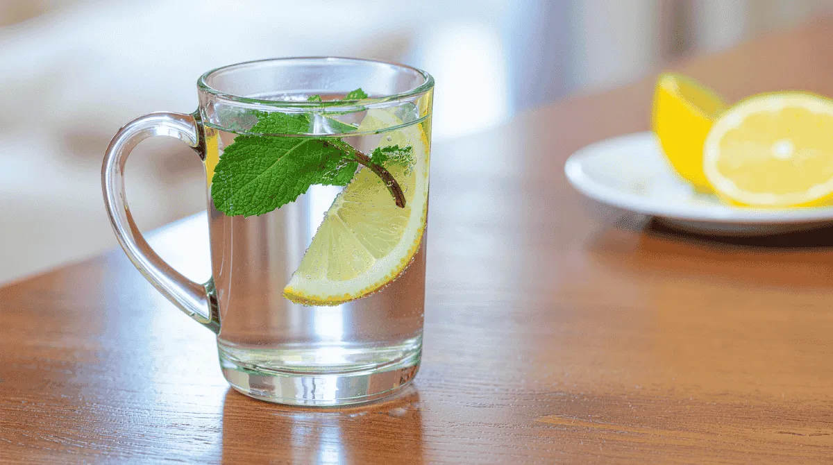 Acqua calda e limone al mattino: ecco 7 benefici reali, cosa dice la scienza e quando è meglio evitarla.