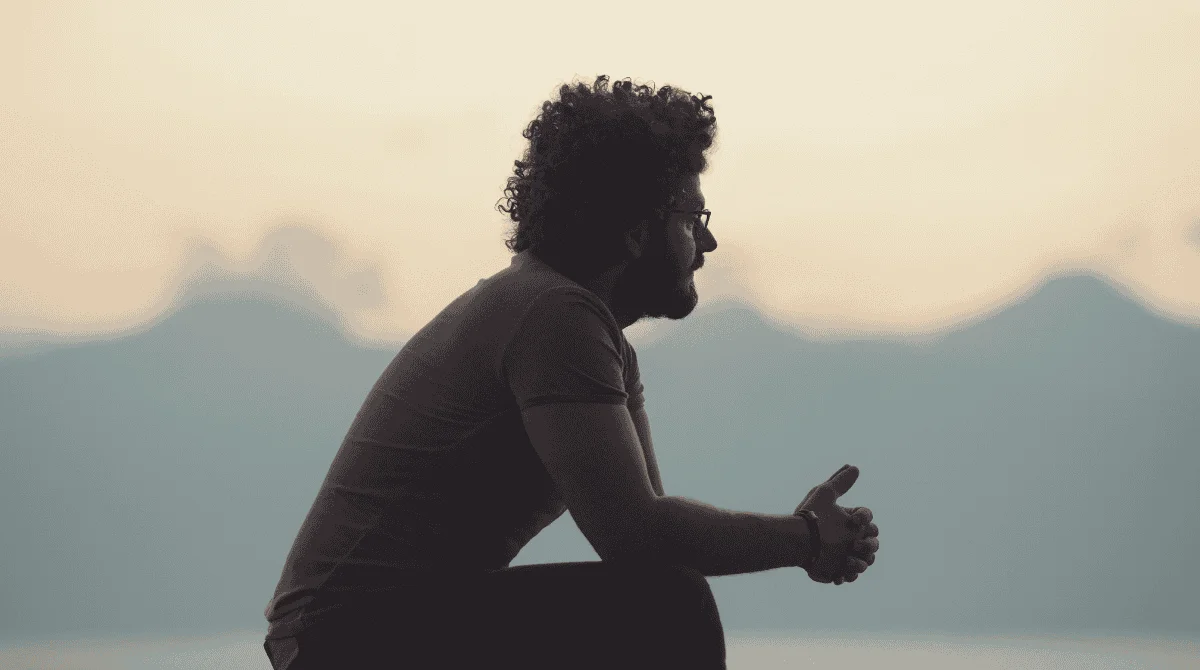 Le persone che si sentono sole durante le festività spesso mostrano questi 8 comportamenti silenziosi