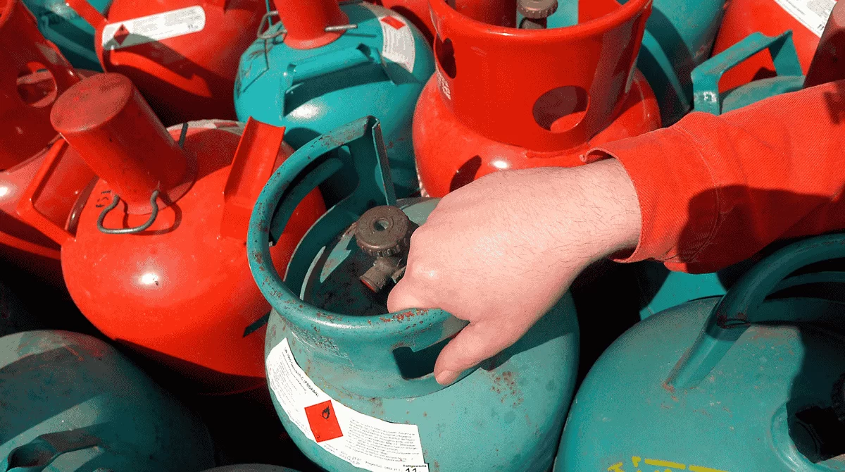 Cosa significa sognare una bombola di gas: il simbolo che rivela pressioni interiori e verità che stai trattenendo