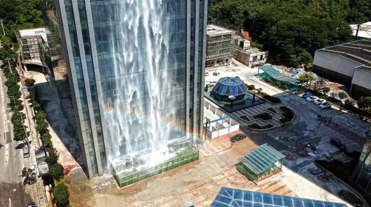 Cascata artificiale alta oltre 100 metri sul grattacielo Liebian International Building a Guiyang, in Cina