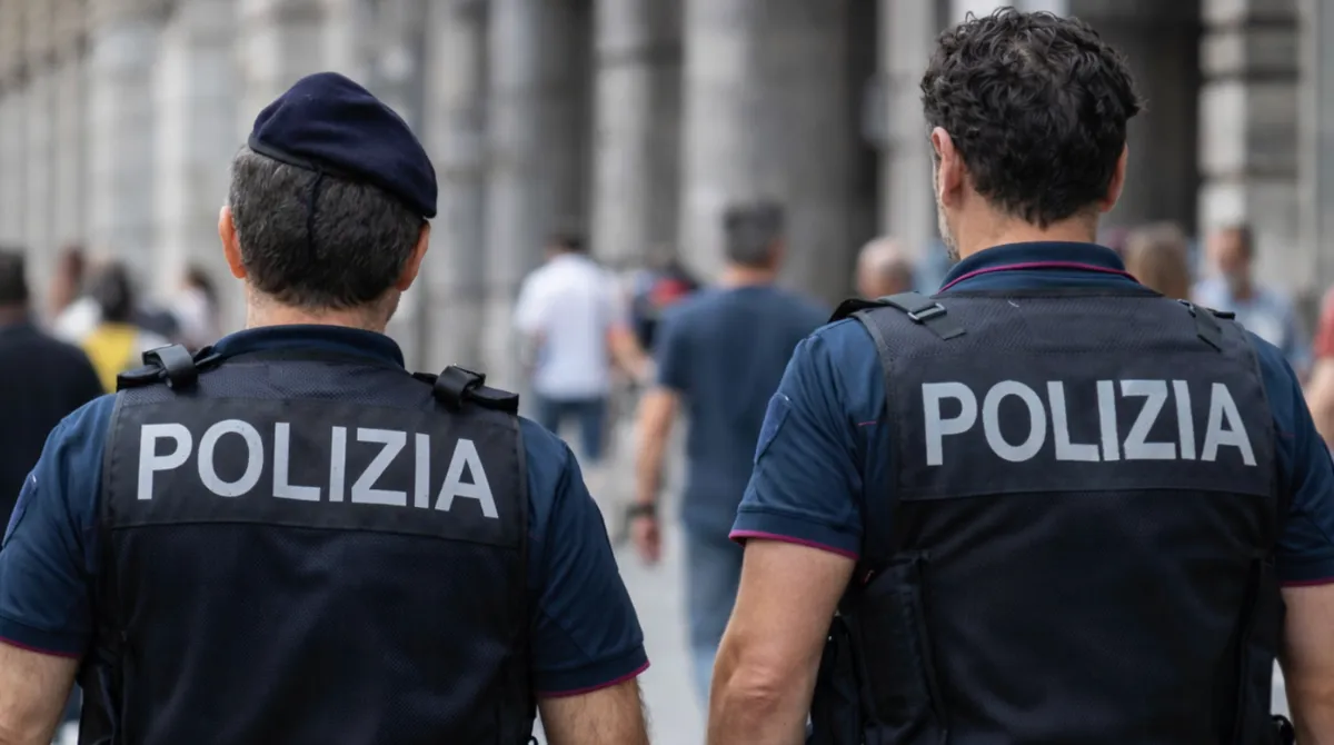 Stipendio poliziotto 2026: cifre reali, indennità, rischi e carriera. Dal caso di Torino ai numeri ufficiali, ecco quanto guadagna chi garantisce la sicurezza ogni giorno.