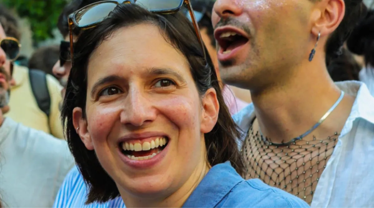 Smartphone con un post sui social e colori arcobaleno, a illustrare il dibattito acceso dal messaggio di Elly Schlein dal Pride di Milano